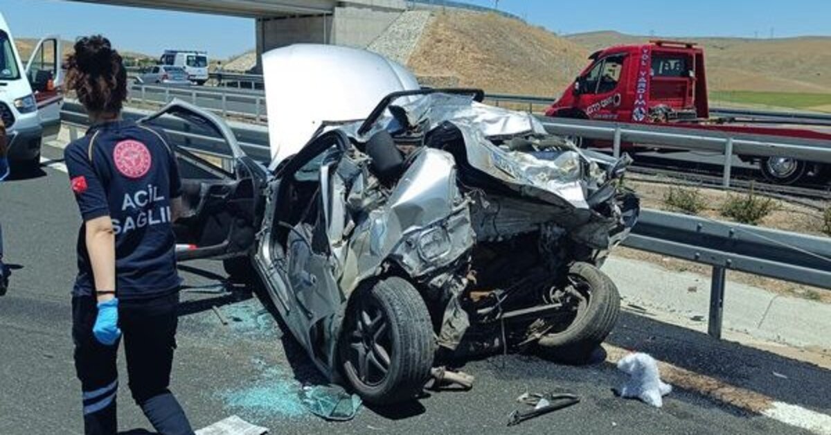Ankara'da kamyonetin çarptığı otomobil hurdaya döndü: 1 ölü, 2 yaralı | Son dakika haberleri