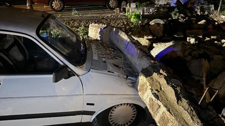 Bahçe duvarı çöktü! 3 otomobilde hasar oluştu