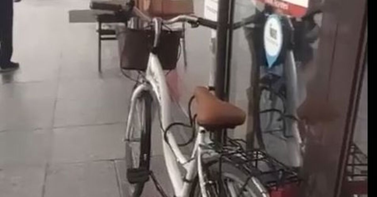 Banka kapısına bisikleti kilitleyince, personel mahsur kaldı – Güncel haberler