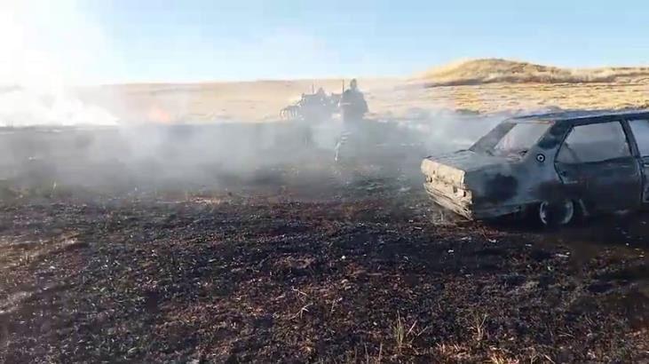 Boş tarlada alev alan otomobil hurdaya döndü