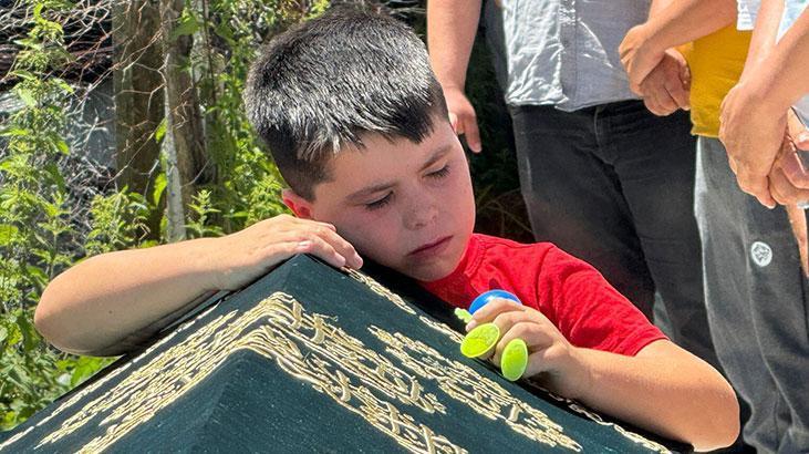 Elinde oyuncağıyla ağabeyinin tabutunun başında gözyaşı döktü