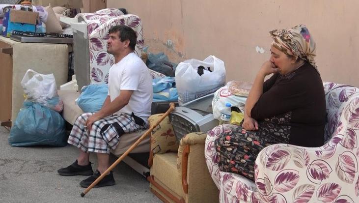 Engelli aile kapı önüne konuldu! ‘Geceyi nasıl atlatacağımızı bilmiyoruz’