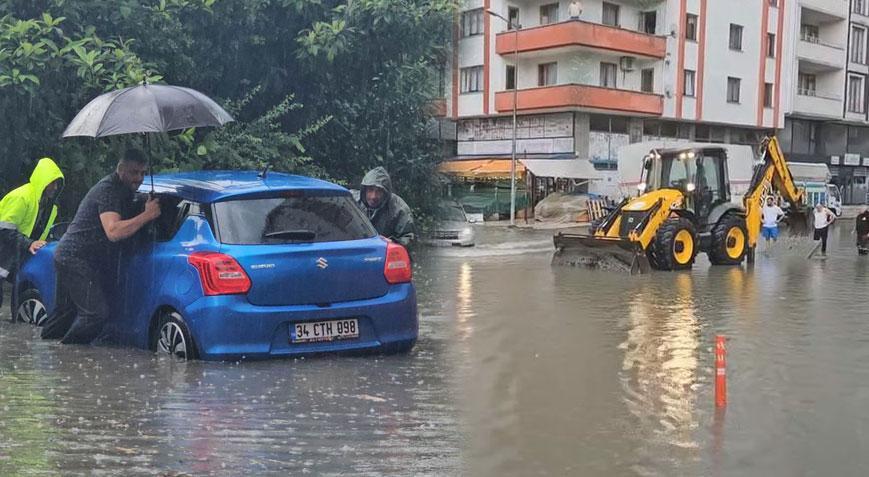 Meteoroloji uyarmıştı! Artvin’de şiddetli sağanak; yollar göle döndü