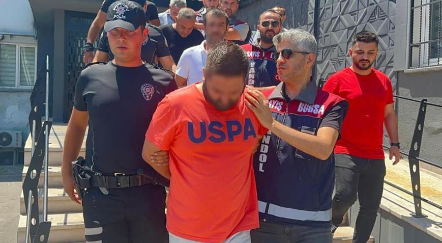 Rahatlığı ‘pes’ dedirtti! Polisi fark edince yüzüne güneş kremini boca etti