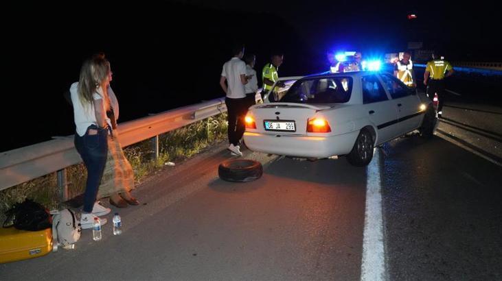 Tekeri kopan otomobil bariyere çarptı