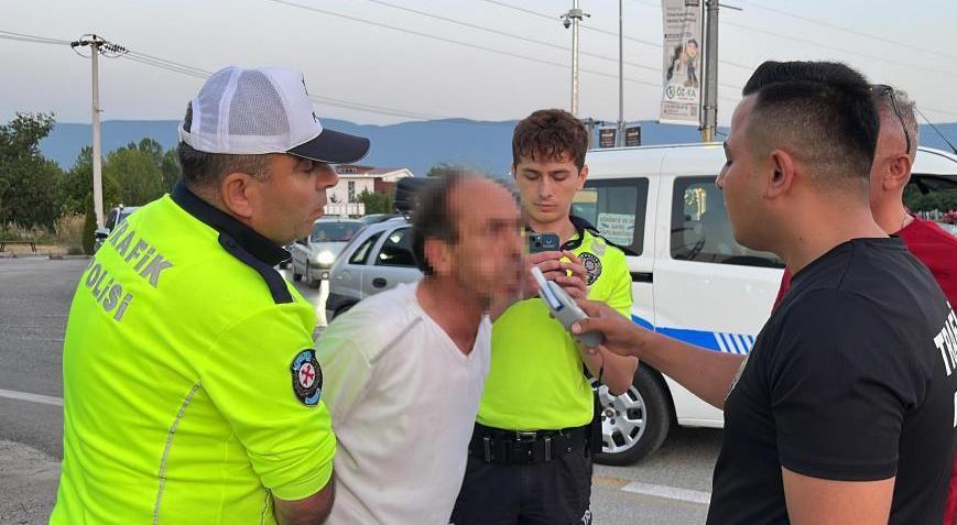 Yol kenarına tuvaletini yapan sürücünün ehliyetine el konuldu
