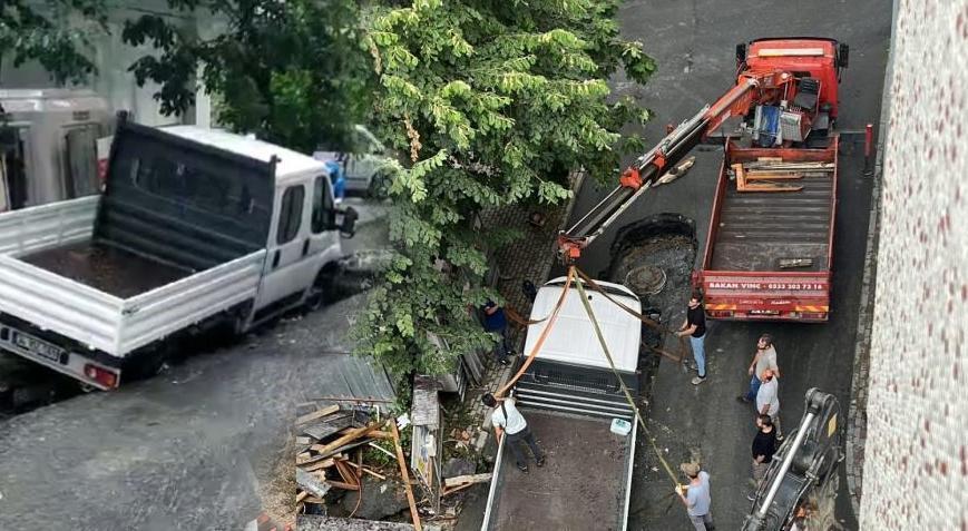 Bayrampaşa’da etkili olan yağmur kabusları oldu! 2 otomobil ve kamyonet vinçle kurtarıldı