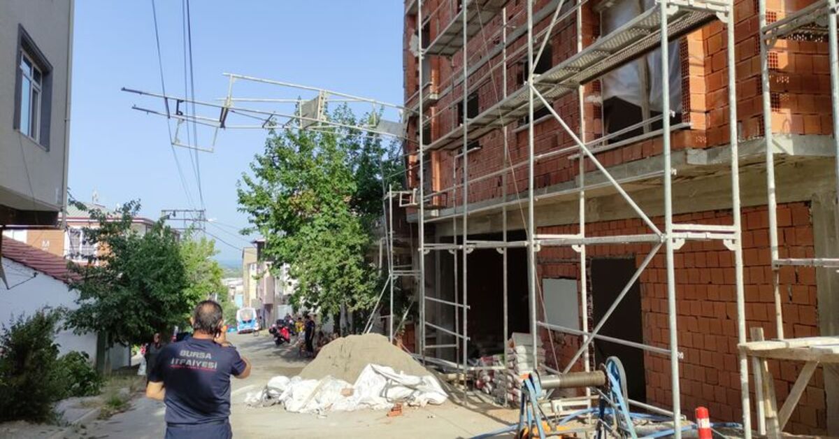 Bursa'da inşaat iskelesi devrildi! Sıva ustası son anda kurtuldu – Güncel haberler