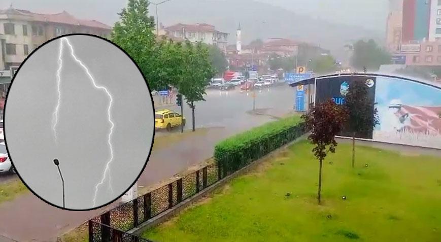 Bursa’yı sağanak vurdu! 30 dakikada 100’den fazla şimşek görüldü