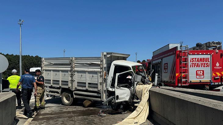 Çekmeköy’de gişelerde kamyonet beton bariyere çarptı