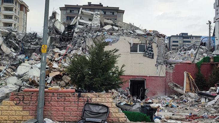 Depremde yıkılan sitenin müteahhidi tahliye talep etti
