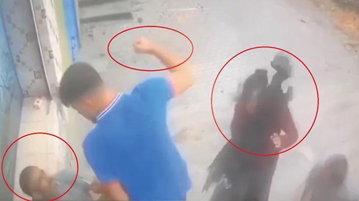 Diyarbakır’da sokak ortasında eşini defalarca yumruklayan erkeği, çevredekiler darp etti