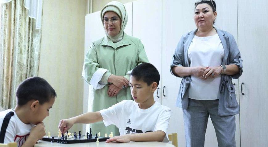 Emine Erdoğa’dan, Astana’da yetimhane ziyareti