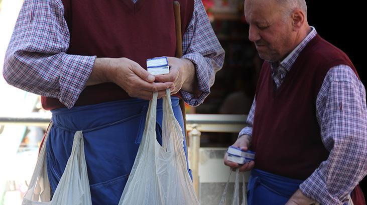 Görme engelli işportacı mendil satarak 2 ev aldı: Her gün buradayım