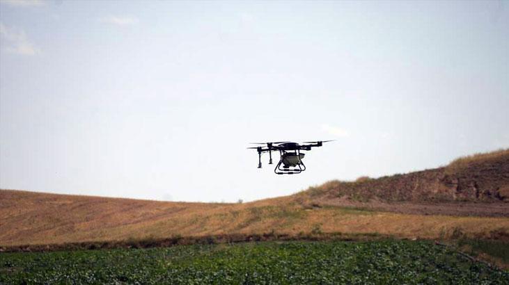 İlaçlamayı traktör yerine drone ile yaptı! 100 dönümde 150 bin lira tasarruf sağladı