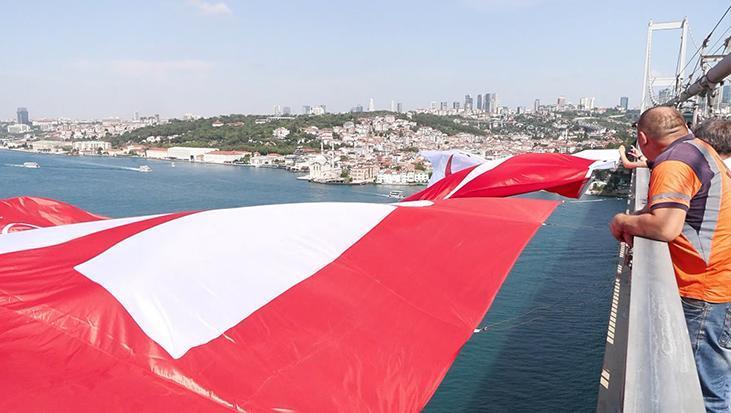 İstanbul’un 3 köprüsüne Türk bayrağı asıldı