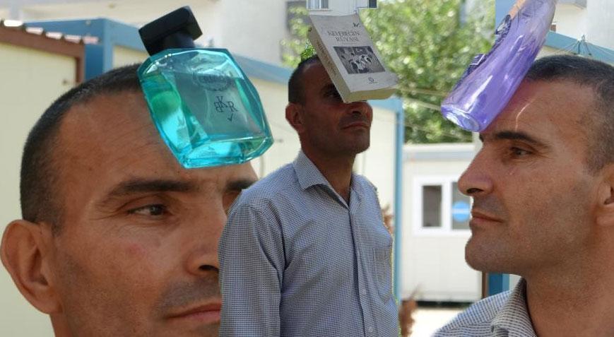 Kaşık, bozuk para, plastik, kağıt, bakır… Mıknatıs adam ne görse çekiyor!