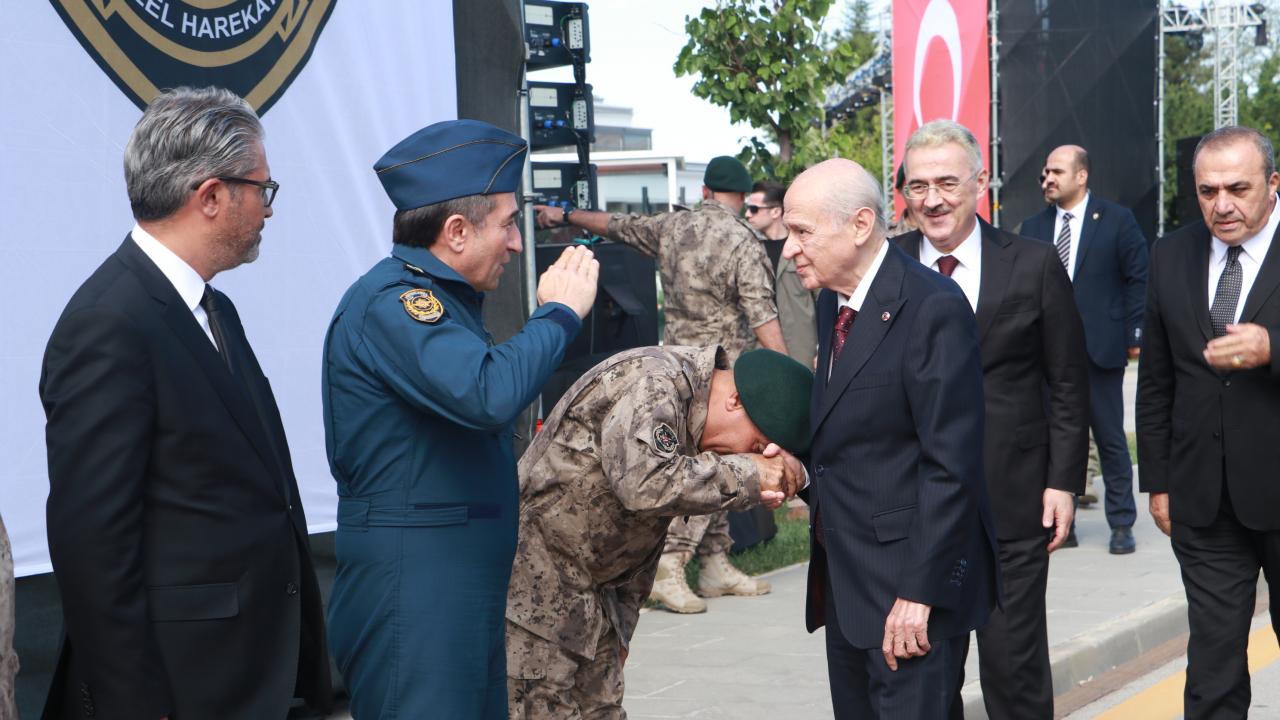 MHP’den Özgür Özel’in el öpme eleştirilerine yanıt gecikmedi!