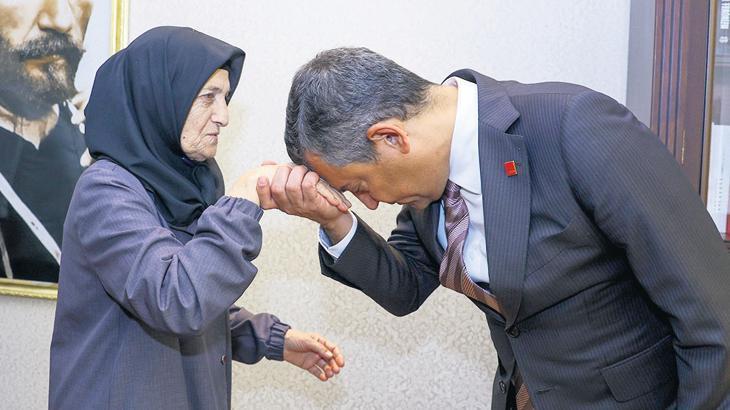 Özel, Sinan Ateş’in annesiyle görüştü