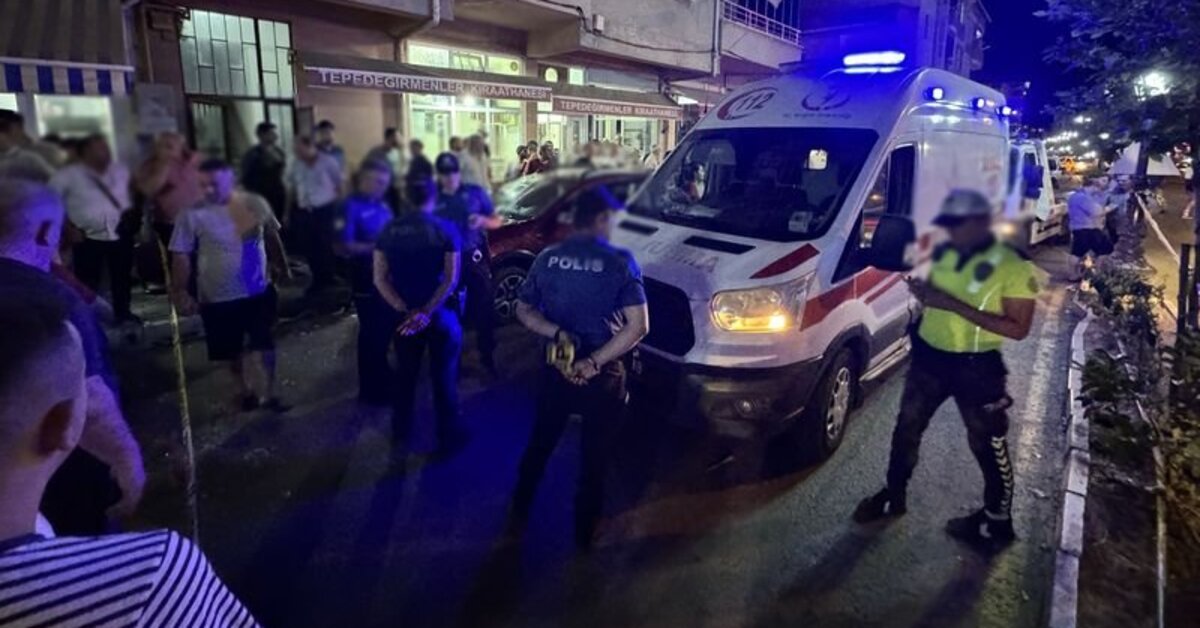 Tekirdağ'da otomobil kıraathane önündeki kişilere çarptı: 11 yaralı | Son dakika haberleri