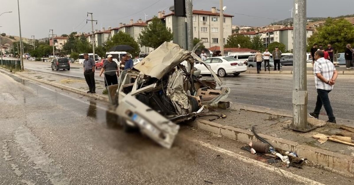 Afyonkarahisar'da meydana gelen zincirleme trafik kazasında 2 kişi öldü, 12 kişi yaralandı – Güncel haberler