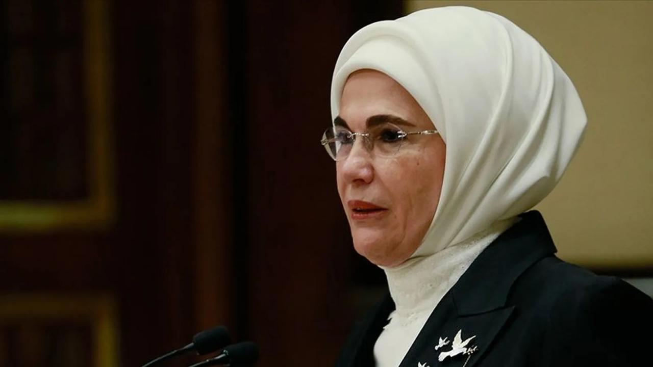 Emine Erdoğan, Bangladeş Geçici Hükümeti Başkanı olan Yunus’u tebrik etti