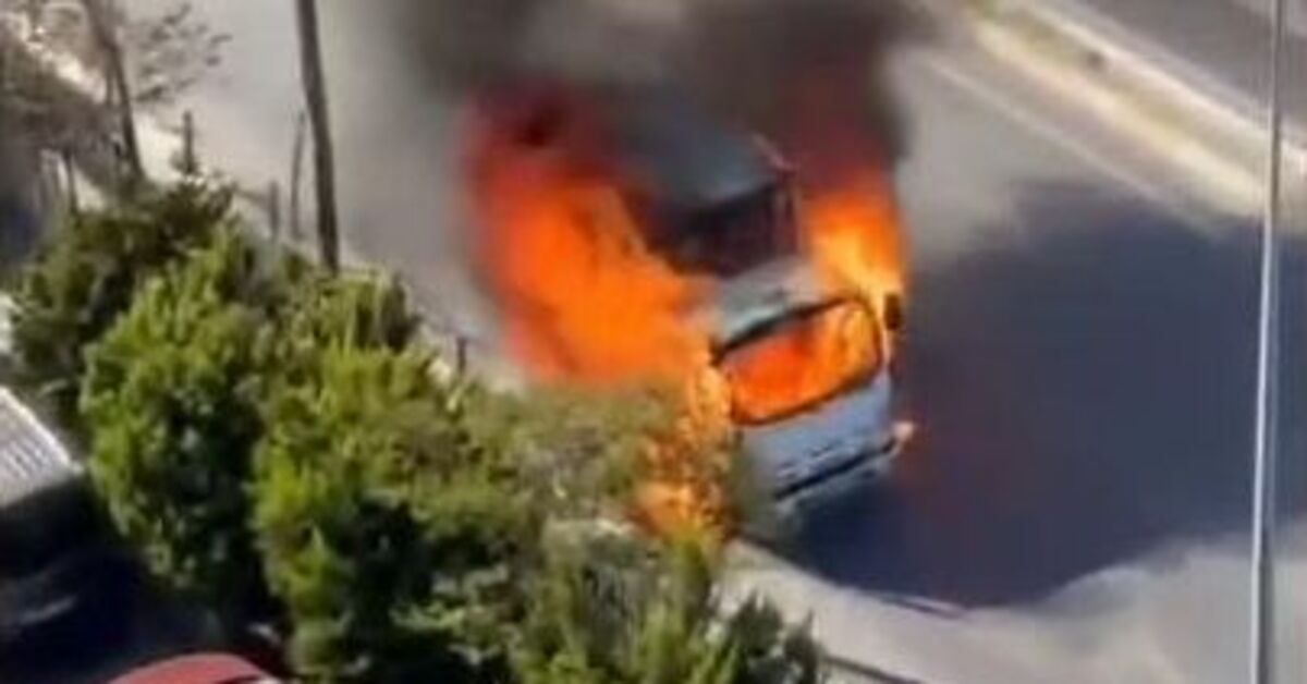 Küçükçekmece'de kozmetik malzeme yüklü kamyonet alev alev yandı – Güncel haberler | Son dakika haberleri