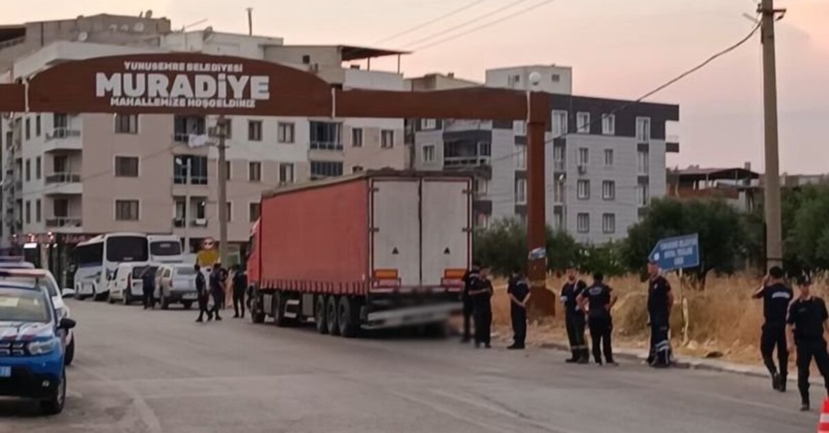 Manisa'da motosiklet park halindeki TIR'a çarptı: 1 ölü, 1 ağır yaralı | Son dakika haberleri