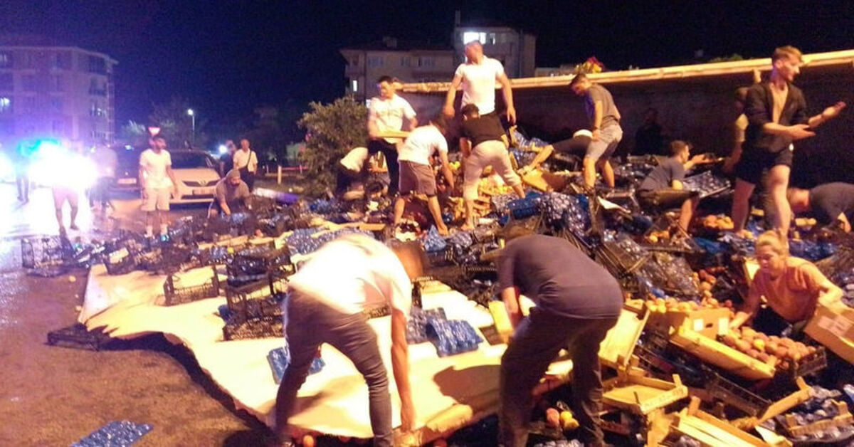 Silivri'de yaralı şoför izin verdi, vatandaşlar meyveleri kasalarla götürdü | Son dakika haberleri