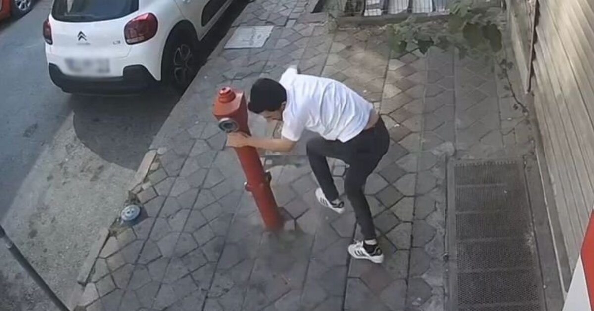 Sultangazi'de kaldırımda yürüyen kişinin silahla vurulduğu anlar kamerada | Son dakika haberleri