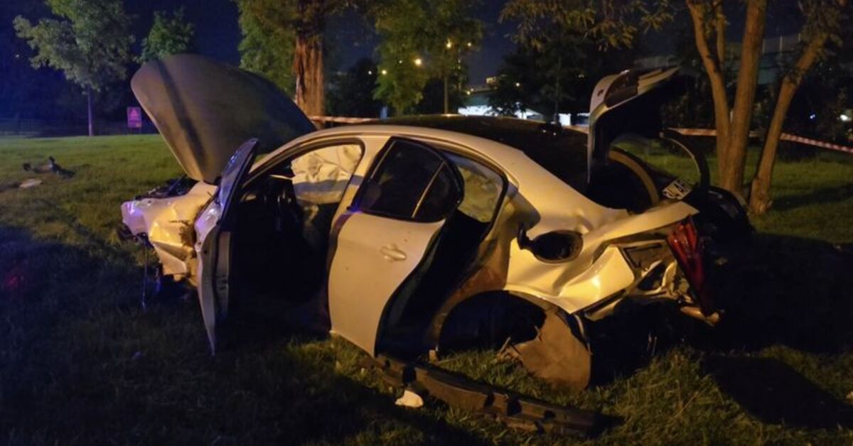 Üsküdar'da hızını alamayan otomobil ağaca çarptı: 3 yaralı – Güncel haberler | Son dakika haberleri