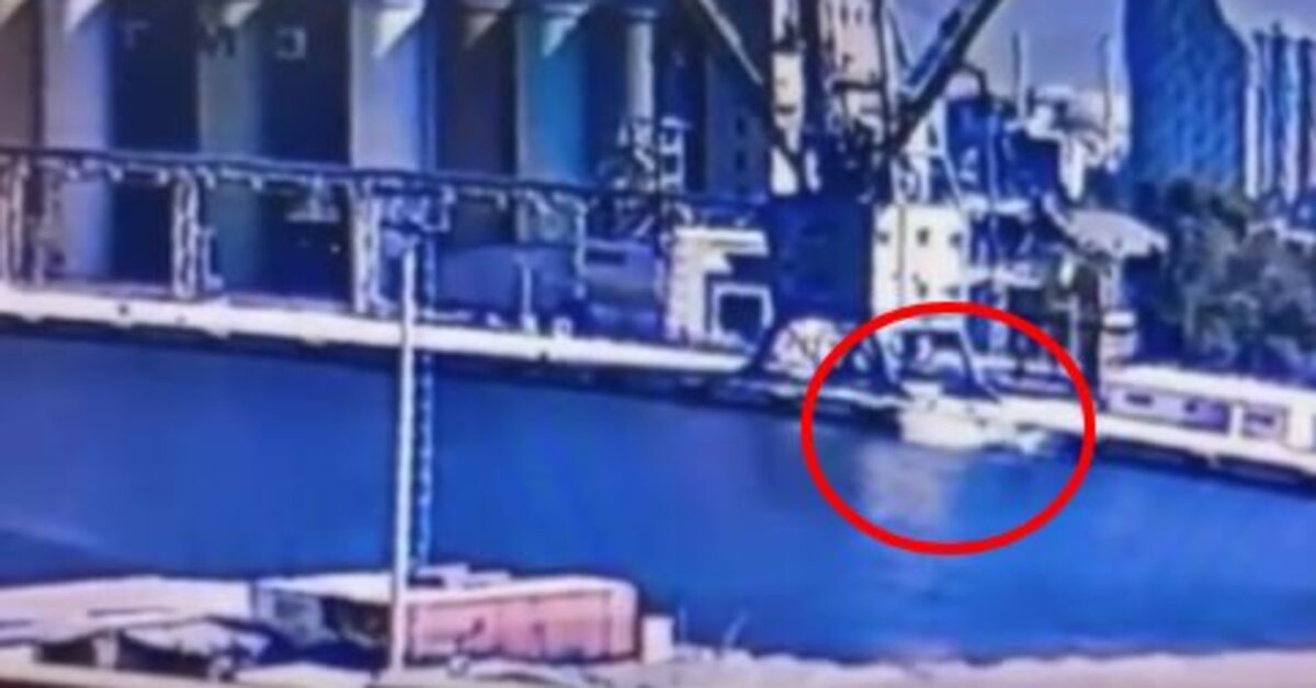 İzmir'de denize düşen otomobilin sürücüsü öldü; kaza anı kamerada | Son dakika haberleri