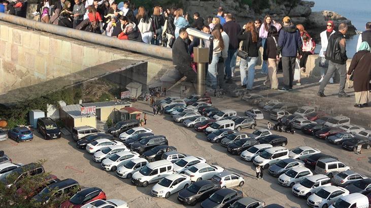 6 bin 600 nüfusluk ilçeye150 bin kişi geldi! Araba park edecek yer kalmadı