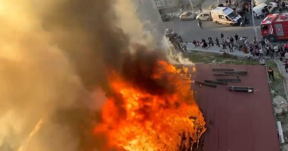 Arnavutköy’de 3 katlı binanın çatısı alev alev yandı – Güncel haberler | Son dakika haberleri