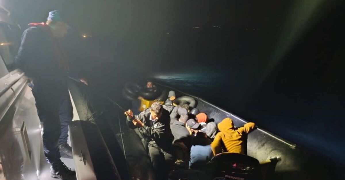 Ayvalık açıklarında 24 düzensiz göçmen yakalandı