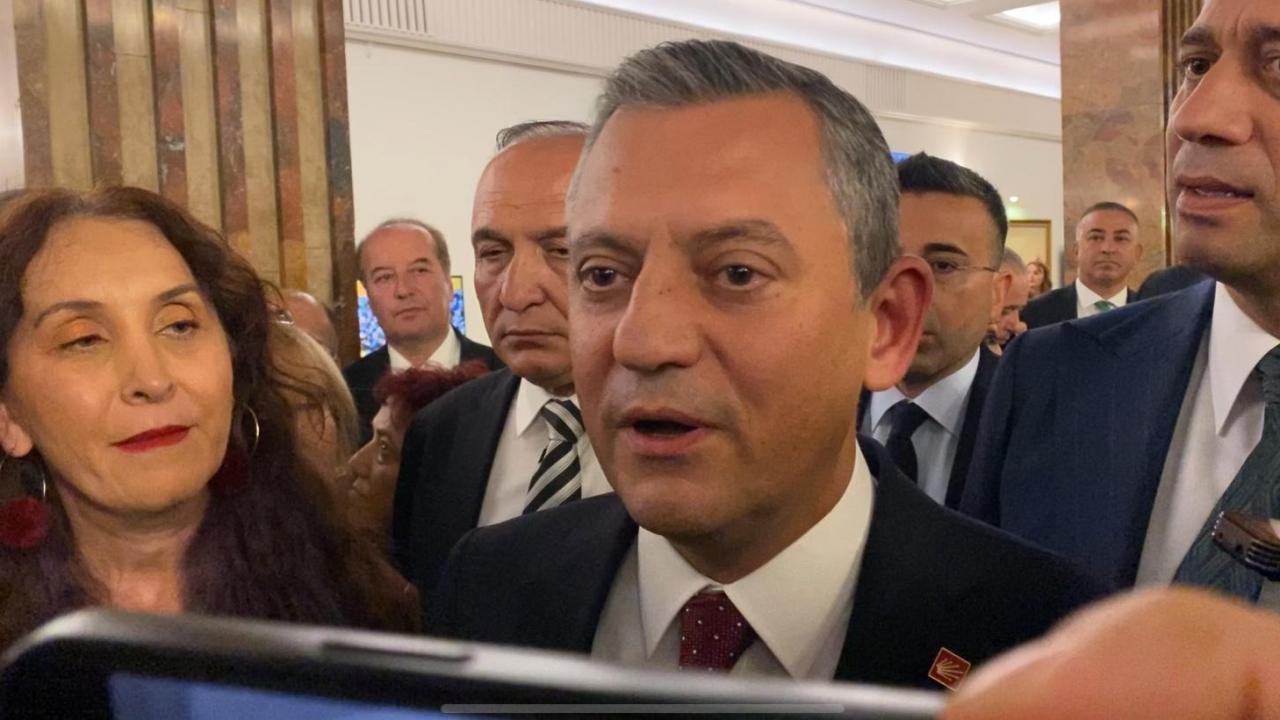 Başkan Erdoğan’ı ayakta karşılayan Özgür Özel’den açıklama