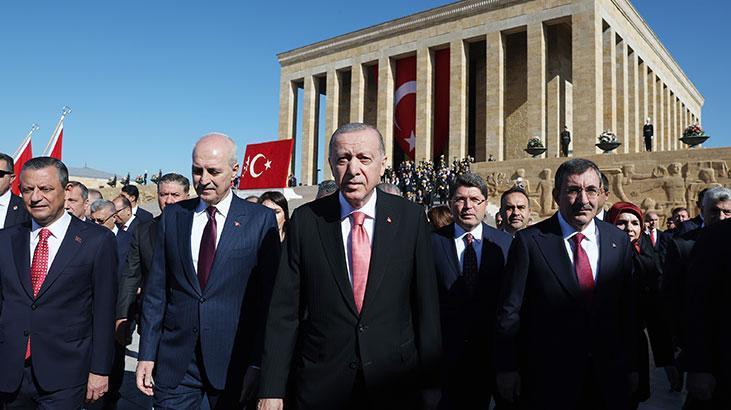 Cumhuriyetimizin 101. yılı! Erdoğan, Anıtkabir Özel Defteri’ni imzaladı