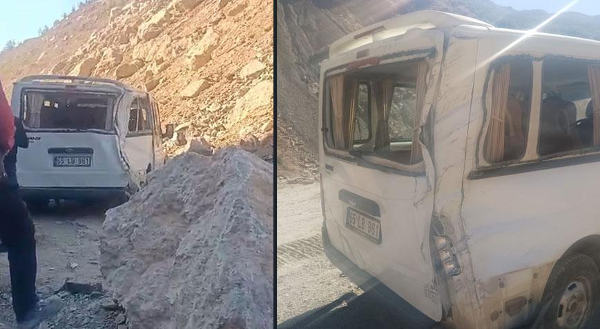 Hakkari’de faciadan dönüldü! Minibüsün üzerine kaya parçaları düştü
