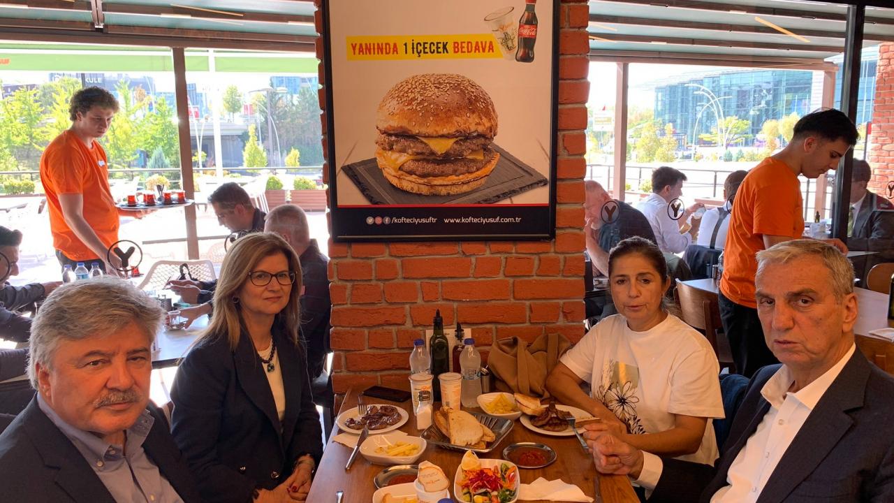 İYİ Partili vekil ürünlerinde domuz eti çıkan Köfteci Yusuf’ta yemek yemeye gitti