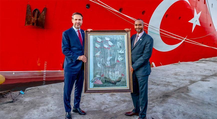 Oruç Reis Somali’ye ulaştı! Bakan Bayraktar’a anlamlı hediye