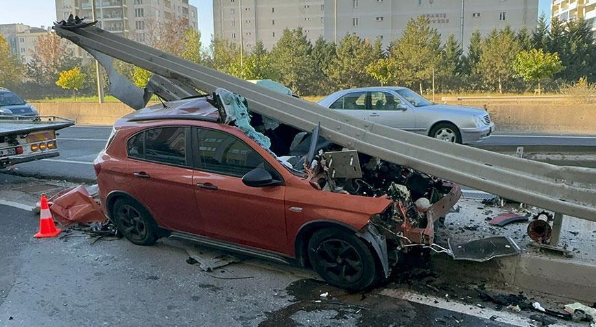 Otomobil, bariyerin altına girdi! Mucize kurtuluş