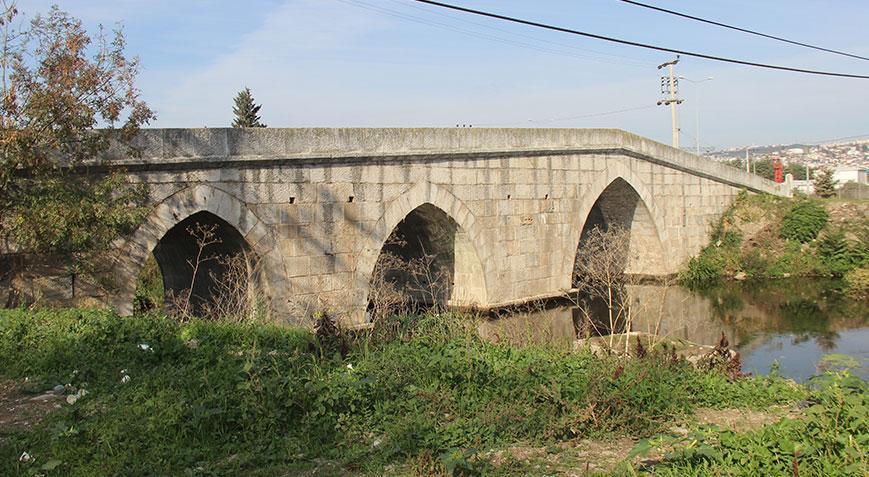 Araç trafiğine kapalı! Tarihi köprü 50 metre yer değiştirdi