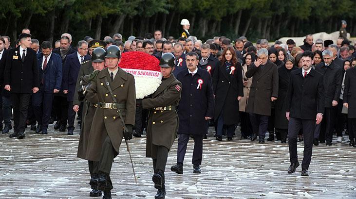 Bakan Tekin, tüm illerden gelen öğretmenlerle Anıtkabir’i ziyaret etti