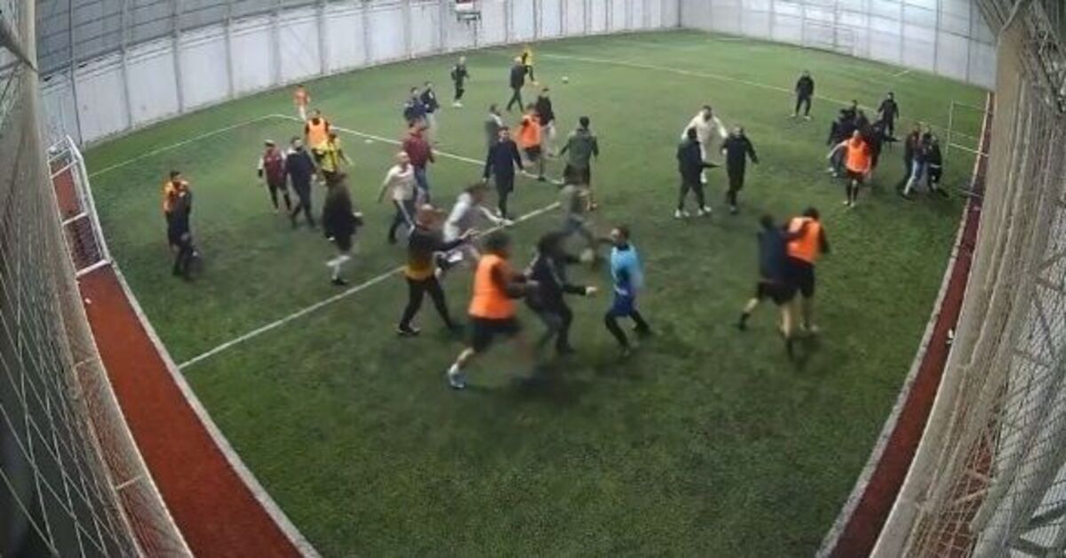 Elazığ'da halı sahadaki kavga kamerada – Güncel haberler