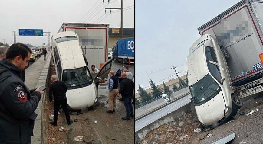 İlginç kaza! Bariyerleri aşan otomobil, TIR’ın dorsesine asılı kaldı
