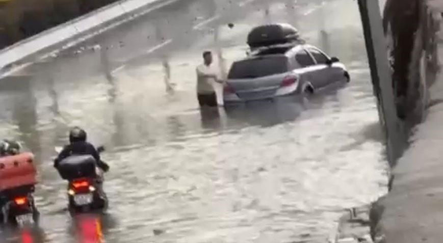 İzmir’de sağanak! Sokaklar göle döndü, araçlar mahsur kaldı