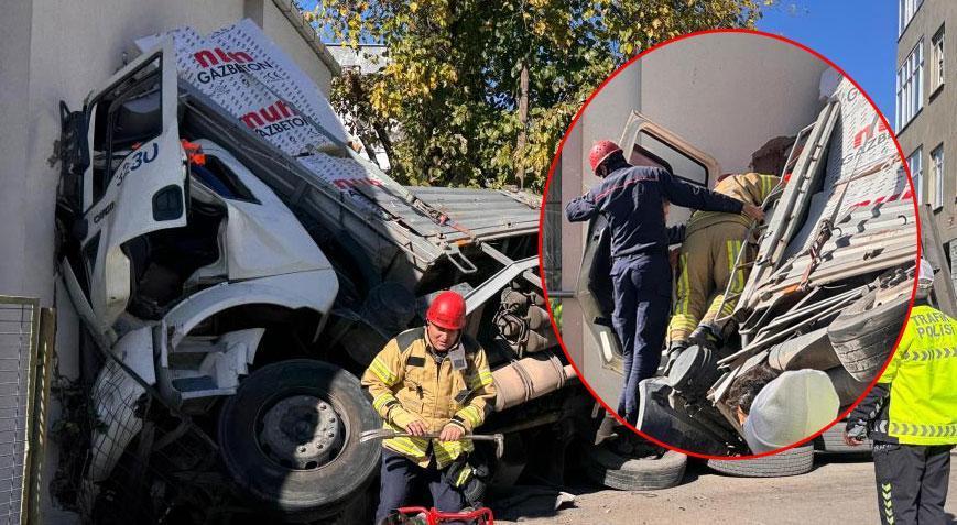 Kartal’da feci kaza! Kontrolden çıkan TIR eve girdi