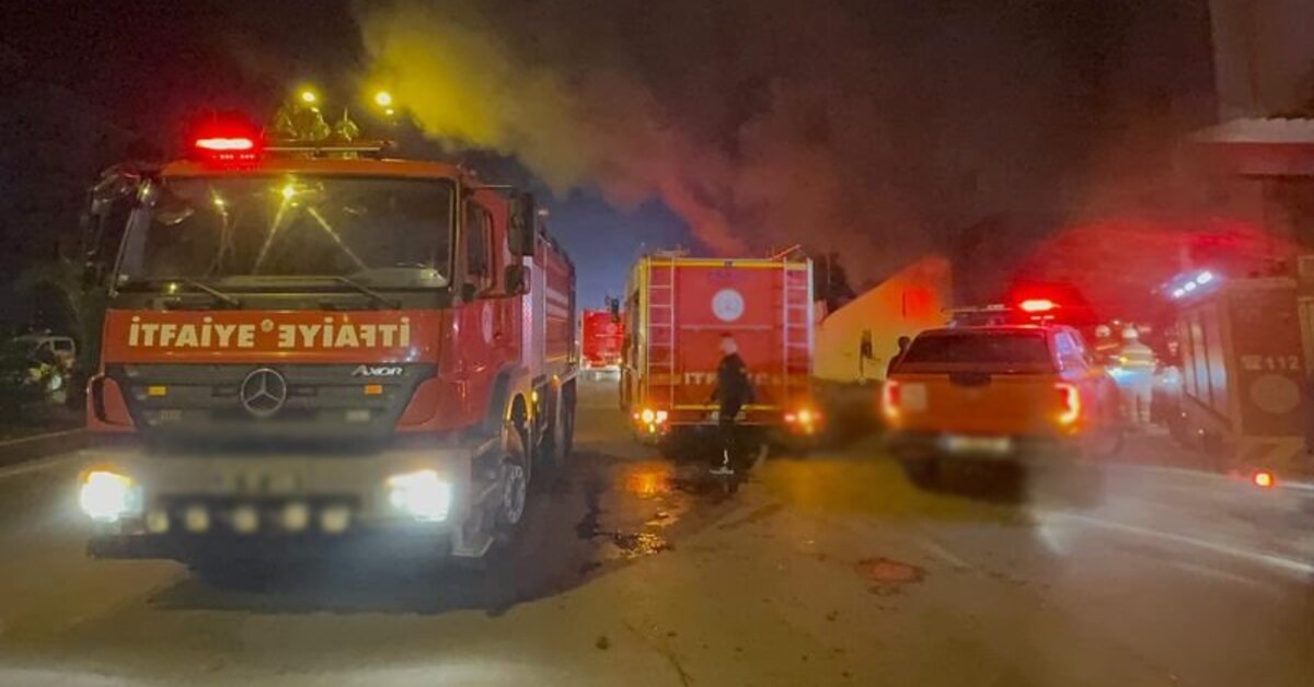 Mersin'de tekstil fabrikasında yangın: 4 işçi dumandan etkilendi | Son dakika haberleri