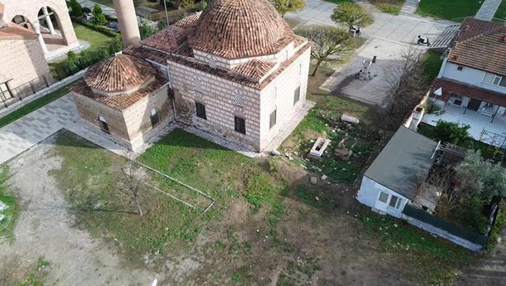 Tarihi mezarlıkta tepki çeken görüntü! ‘Turistler serzenişte bulunuyor’