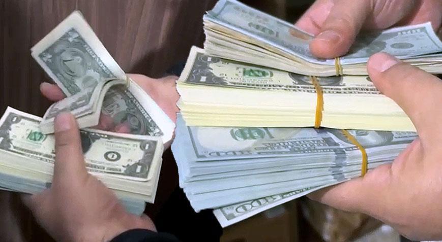 Yüzlerini şapka, gözlük ve cerrahi maske ile saklayıp ATM’lere sahte 45 bin 800 dolar yatırdılar